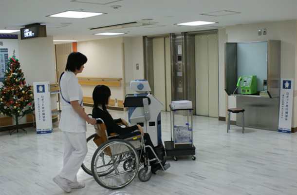 車椅子の衝突回避実験（但し患者役は村田機械社員）2008年11月 京都第二赤十字病院さま