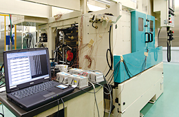 振動や温度変化が工作機械に与える影響を測定する環境試験室。