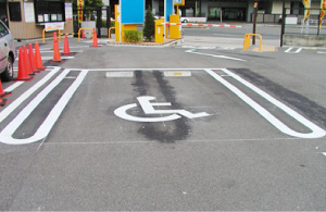 車椅子用の駐車スペースです。入口のすぐ前にあります。